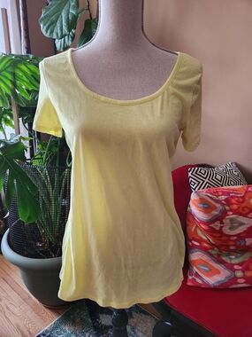 ALLOY Pale Yellow Scoop Neck Short Sleeve Tee